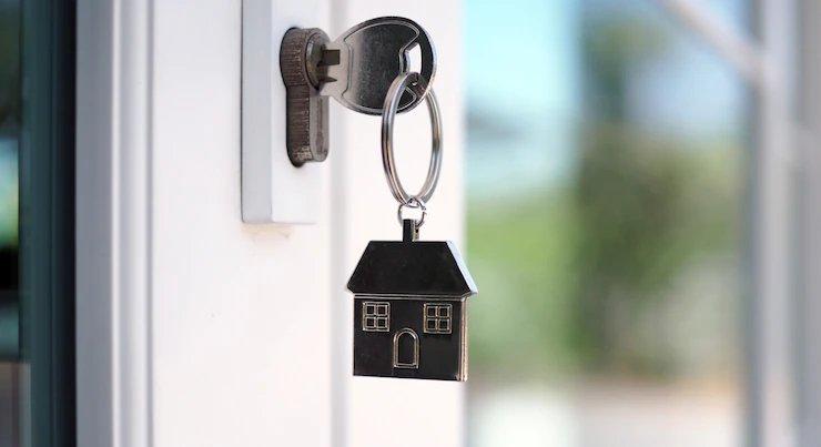 תמונת אווירה מחזיק מפתחות עם בית בדלת